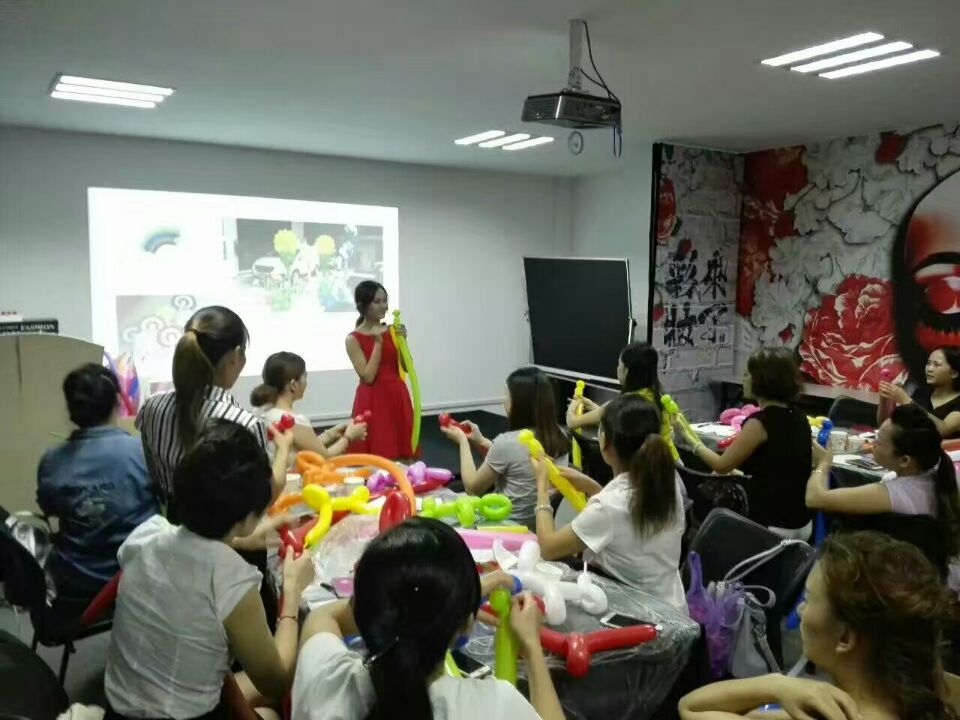 化妆品加盟什么牌子好 化妆品加盟店要多少钱 想开化妆品在哪里可以进货