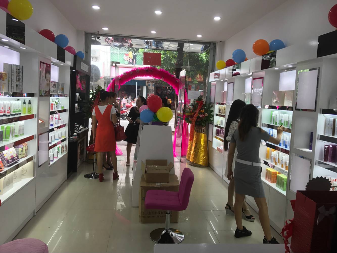 开化妆品店赚钱吗